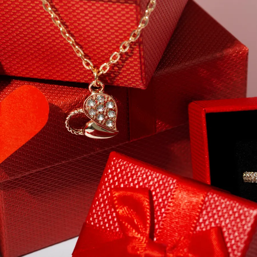 Quel bijou offrir pour la Saint-Valentin ? Le guide du cadeau parfait Un bijou, c’est plus qu’un cadeau. 💎 Pour la Saint-Valentin, découvre comment choisir la pièce parfaite — collier, bague, bracelet ou boucles — pour exprimer ton amour avec élégance.
