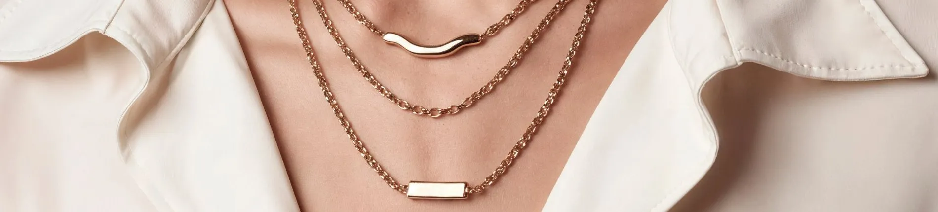 Découvre nos collections de bijoux: Bracelets, Boucles d'oreilles et colliers. Composés d'argent fin 925 et plaqués, or 18k.