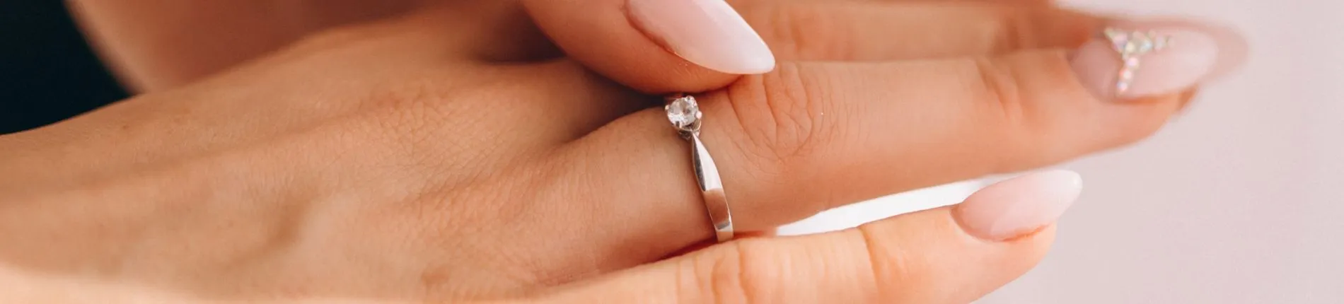 Faites briller vos doigts avec nos bagues éblouissantes. Notre collection offre des pièces élégantes, conçues pour ajouter une touche d'éclat à votre style.